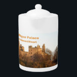 Scottish Royal Stewart, Stuart Linlithgow Palace<br><div class="desc">Stolz auf dein schottisches Erbe? Haben Stewart oder Stuart in deinem Hintergrund? Dann lassen Sie den königlichen Geist (oder genießen Sie ihn ruhig) mit einem Tee aus einem Teekessel, der ein Foto der königlichen Residenz enthält. Linlithgow Palace war Zuhause des Königlichen Stewart, später Stuart, Familie im 15. und 16. Jahrhundert....</div>
