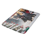Scottish Terrier Dog Playing Christmas Snow Badematte (Schrägansicht)