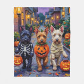 Scottish Terrier Dogs in Halloween Costumes Fleecedecke (Vorderseite)