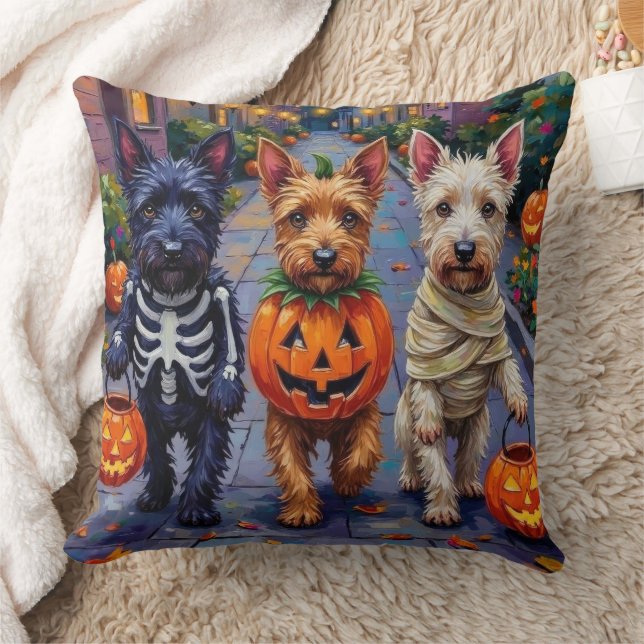 Scottish Terrier Dogs in Halloween Costumes Kissen (Decke)
