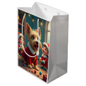Scottish Terrier Helping Santa’s Elves Christmas Mittlere Geschenktüte (Rückseite Schrägansicht)