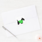 Scottish Terrier in einem Pullover Quadratischer Aufkleber (Umschlag)