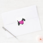 Scottish Terrier in einem Pullover Quadratischer Aufkleber (Umschlag)