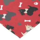 Scottish Terrier Paws and Bones Red Tischdecke (Schrägansicht)