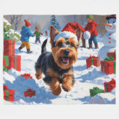 Scottish Terrier Running Snow mit Weihnachtshut Fleecedecke (Vorderseite (Horizontal))