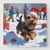 Scottish Terrier Running Snow mit Weihnachtshut Quadratische Wanduhr (Vorderseite)