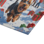 Scottish Terrier Running Snow mit Weihnachtshut Schneidebrett (Ecke)