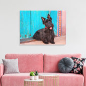 Scottish Terrier sitzt vor einer farbenfrohen Tür Leinwanddruck (Insitu (Wohnzimmer))