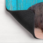 Scottish Terrier sitzt vor einer farbenfrohen Tür Mousepad (Ecke)