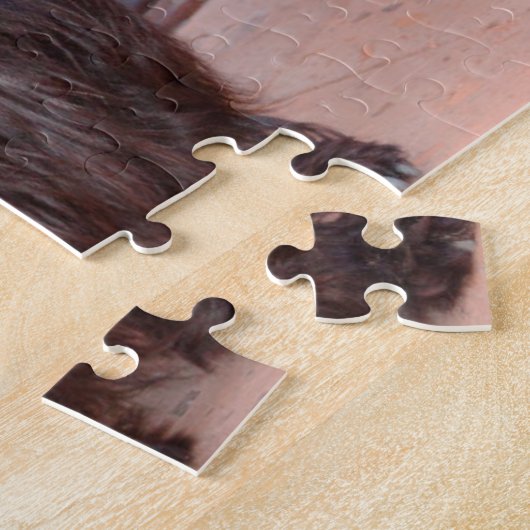 Scottish Terrier sitzt vor einer farbenfrohen Tür Puzzle (Seite)