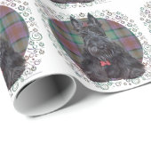 Scottish Terrier über Tartan Geschenkpapier (Rolleneckpunkt)