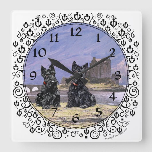 Scottish Terriers at Eileen Donan Castle Quadratische Wanduhr (Vorderseite)