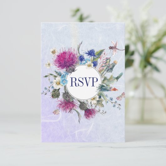 Scottish Thistle Floral Wedding RSVP Karte (Stehend Vorderseite)