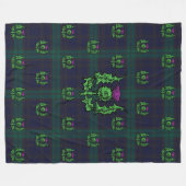 Scottish Thistle on Dark Tartan Custom Monogram Fleecedecke (Vorderseite (Horizontal))