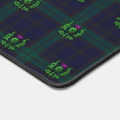 Scottish Thistle on Dark Tartan Custom Monogram Schreibtischunterlage (Ecke)