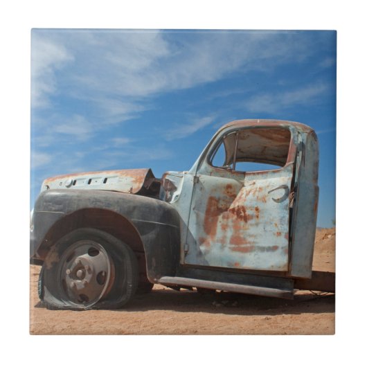 Scrap car in the desert fliese (Vorderseite)