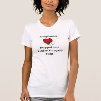 Scrapbooker schloss im Körper des Gummistampfers T-Shirt