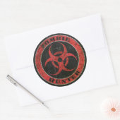 Scratched Red and Black Bio Hazard Zombie Hunter Runder Aufkleber (Umschlag)