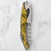 Scratches auf einem leicht gepunkteten ochgelben B Kellnermesser (Rückseite)