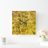 Scratches auf einem leicht gepunkteten ochgelben B Quadratische Wanduhr (Zuhause)