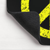 Scribble Stenciled Peace Symbol - Gelb auf schwarz Mousepad (Ecke)