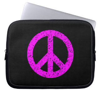 Scribble Stenciled Peace Symbol - Magenta auf Blk Laptopschutzhülle