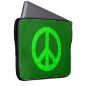 Scribble Stenciled Peace Symbol - Shades of Green Laptopschutzhülle (Vorne Rechts)