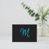 Script Blue Monogram auf Black Visitenkarte (Stehend Vorderseite)