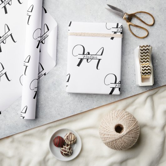 Script Calligraphy Black & White Mit Monogramm Nam Geschenkpapier (Kunsthandwerk)