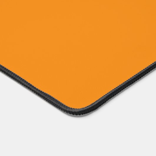 Script Calligraphy & Laurel Blätter auf Orange Schreibtischunterlage (Ecke)