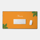 Script Calligraphy & Laurel Blätter auf Orange Schreibtischunterlage (Tastatur & Maus)