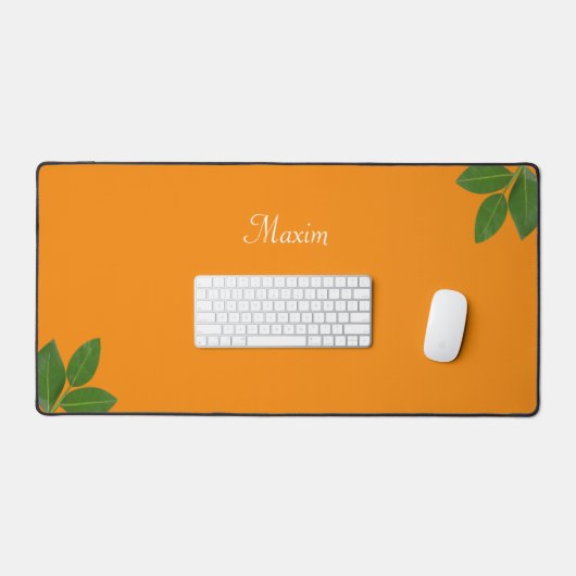 Script Calligraphy & Laurel Blätter auf Orange Schreibtischunterlage (Tastatur & Maus)