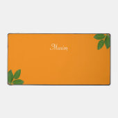Script Calligraphy & Laurel Blätter auf Orange Schreibtischunterlage (Vorderseite)