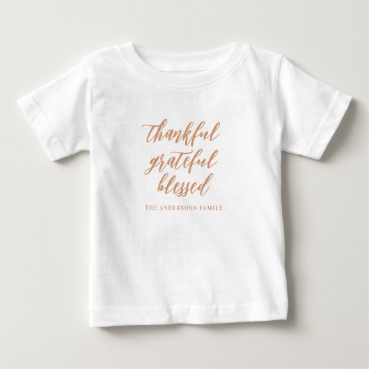 Script dankbar, gesegnet Familienname Baby T-shirt (Vorderseite)