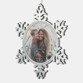 Script First Christmas Mr & Mrs Wedding Photo Schneeflocken Zinn-Ornament (Rechts)