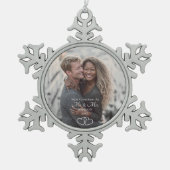 Script First Christmas Mr & Mrs Wedding Photo Schneeflocken Zinn-Ornament (Vorderseite)