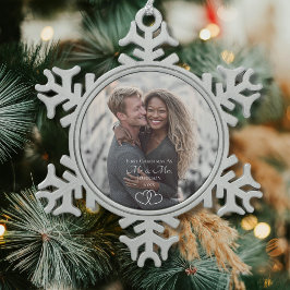 Script First Christmas Mr & Mrs Wedding Photo Schneeflocken Zinn-Ornament