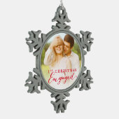 Script First Christmas Verlobt Holiday Foto Schneeflocken Zinn-Ornament (Links)