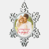 Script First Christmas Verlobt Holiday Foto Schneeflocken Zinn-Ornament (Rechts)