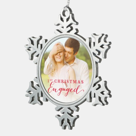 Script First Christmas Verlobt Holiday Foto Schneeflocken Zinn-Ornament (Rechts)