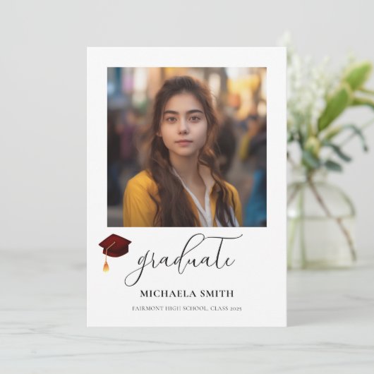 Script Graduate Maroon Graduation Cap Foto Ankündigung (Stehend Vorderseite)