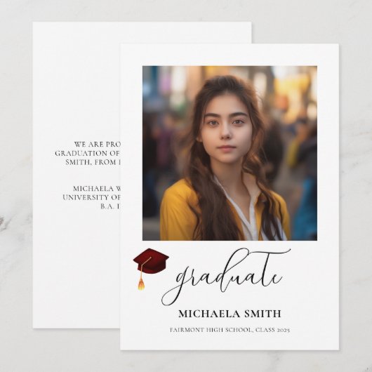 Script Graduate Maroon Graduation Cap Foto Ankündigung (Vorne/Hinten)