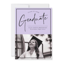 Script Graduate on Lila Background Abschluss