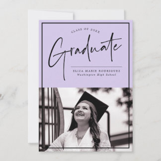 Script Graduate on Lila Background Abschluss Ankündigung