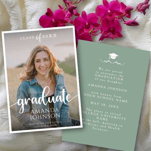 Script Graduate Sage Green Foto Abschluss Ankündigung