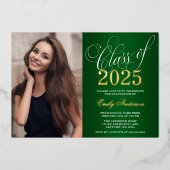 Script Green 2025 Foto Graduation Party Gold Folieneinladung (Vorderseite)