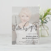 Script Hello Aachtty Minimal Foto 80. Geburtstag Einladung (Stehend Vorderseite)