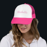 Script Ihren Namen hinzufügen Elegante Rosa Girls  Truckerkappe<br><div class="desc">Personalisierter Anfangsbuchstabenname für ihn für ihr Template eleganten trendigen rosa und weißen Trucker Hut.</div>