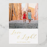 Script Liebe Light Simple Hanukkah Zwei Foto Gold Folien Feiertagskarte<br><div class="desc">Mit dieser eleganten "Liebe and Light"-Karte, die Ihr Foto gerahmt durch eine wunderschöne Skriptkalligraphie in Goldfolie darstellt, senden Sie warme Hanukkah-Wünsche. Die moderne minimalistische Ästhetik fügt eine Touch von Eleganz hinzu, während der individuell gestaltbare Text Ihnen erlaubt, den Gruß Ihres Urlaubs nach Ihren Wünschen anzupassen. Diese Karte ist ideal, um...</div>