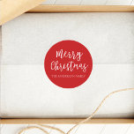 Script Merry Christmas Holiday Familienname Runder Aufkleber<br><div class="desc">Diese personalisierten Weihnachtsaufkleber zeichnen sich durch einen eleganten Schriftzeichen mit einem roten und weißen Thema aus. Individuelle Weihnachtsaufkleber sind ideal für Geschenkverpackungen oder die Abdichtung Ihrer Urlaubskarten.</div>